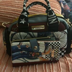 Beautiful Nikky Nicole Lee bag with matching wallet